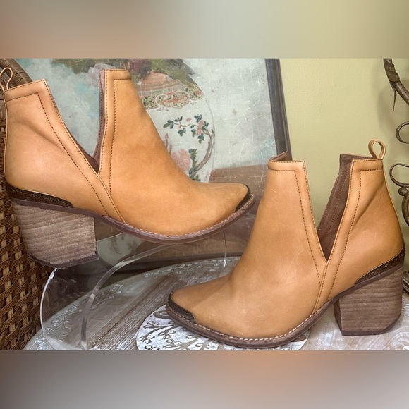 EUC Jeffrey Campbell “Cromwell” Leather Ankle Bootie in Tobacco. Size 8 - Picture 5 of 15